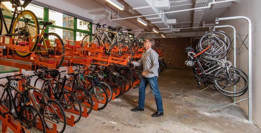 Arceaux vélos doubles étages avec de nombreux vélos stationnés