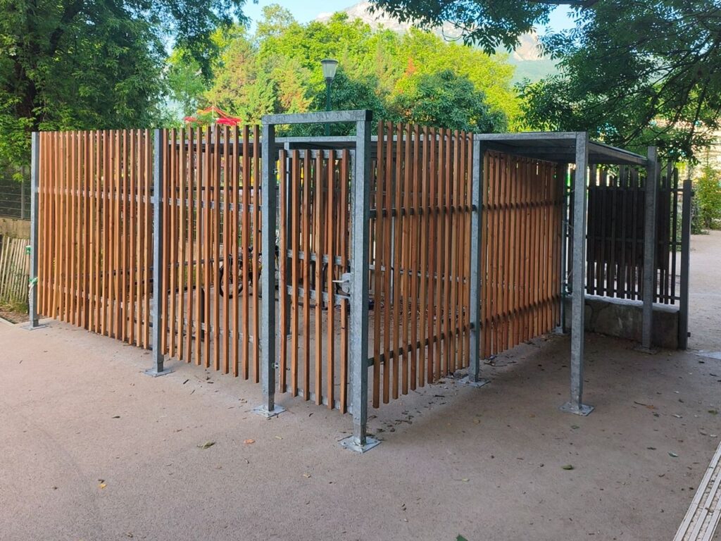 Abri vélos fermé bois dans la cour d'une école élémentaire