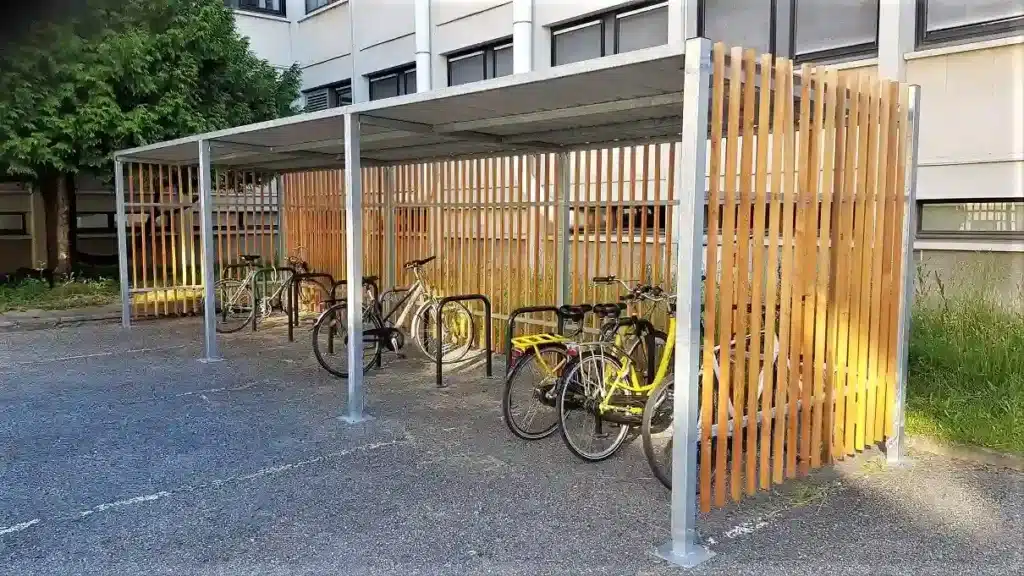 Abri vélo en bois avec des vélos pour une entreprise