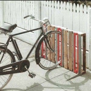 Vélo urbain appuyé contre un support en bois minimaliste