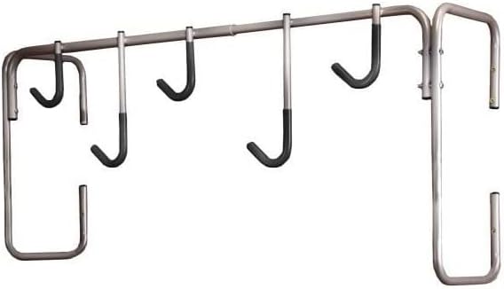 Crochets muraux en acier espacés organisant plusieurs trottinettes verticalement pour un gain de place optimal.