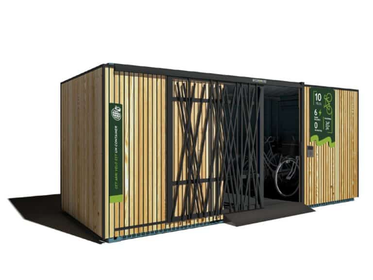 Abri vélo container en bois avec porte coulissante métallique, conçu par Bycommute, avec vélos à l’intérieur.