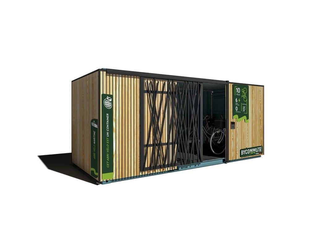 Abri vélo container en bois avec porte coulissante métallique, conçu par Bycommute, avec vélos à l’intérieur.