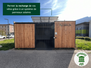 Abri vélos autonome en container maritime recyclé, recouvert de bois, sans raccordement électrique, ByCommute