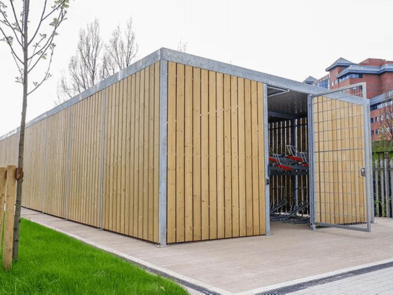 Abri refuge ByCommute en bois avec structure en acier galvanisé, offrant un espace sécurisé pour le stationnement de vélos sur deux niveaux. Parfait pour les entreprises et collectivités à la recherche de solutions durables et esthétiques.