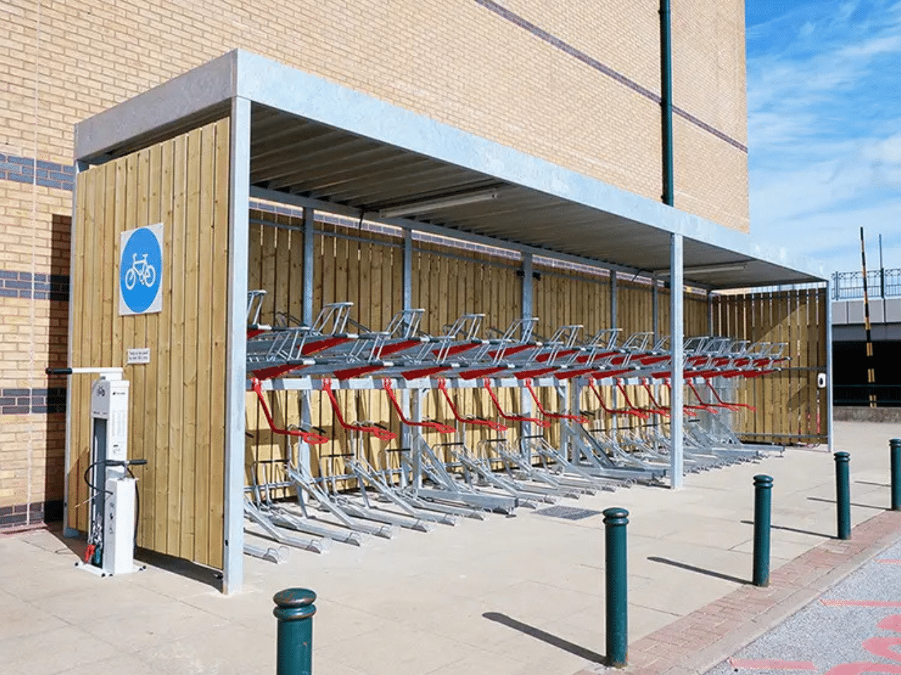 Abri vélo Bosquet ByCommute avec arceaux duo en double étage à l'intérieur, offrant une solution de stationnement vélos sécurisée et optimisée pour les entreprises et les espaces publics. Abri en bois avec une capacité de stationnement élevée.