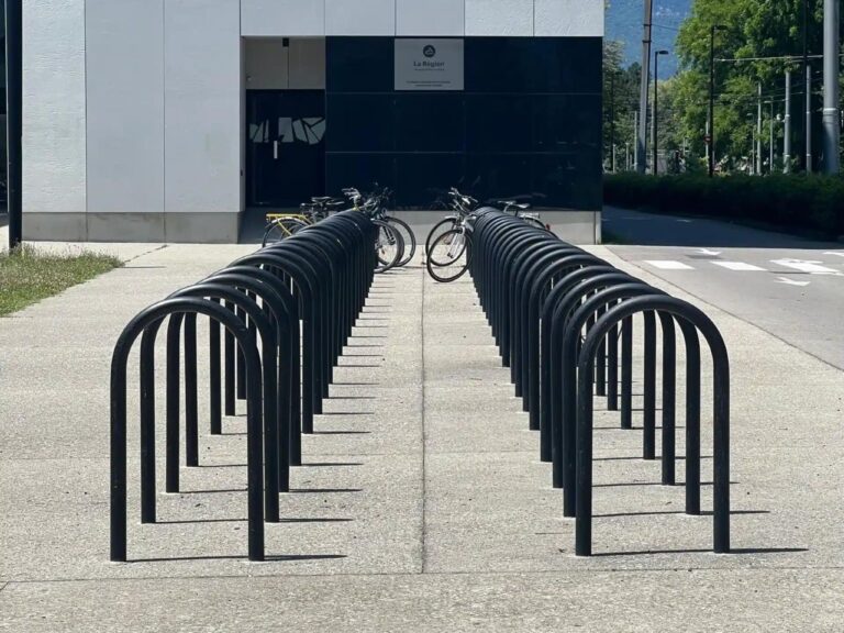 Arceau vélo noir en acier galvanisé installé sur le campus universitiare de Grenoble, offrant un stationnement sécurisé pour vélos