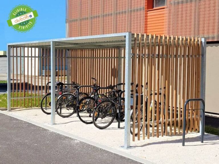 Abri vélo design en bois et métal avec plusieurs vélos stationnés, situé près d’un bâtiment.