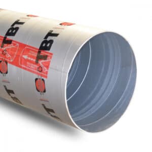 Tube en carton cylindrique emballé avec un film protecteur et des étiquettes rouges.