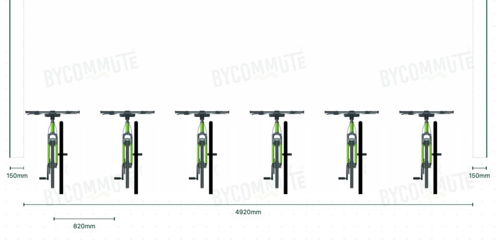 Schéma d'un rangement pour cinq vélos avec des dimensions précises, illustrant un espacement de 820 mm entre chaque vélo et une longueur totale de 4920 mm, proposé par Bycommute.